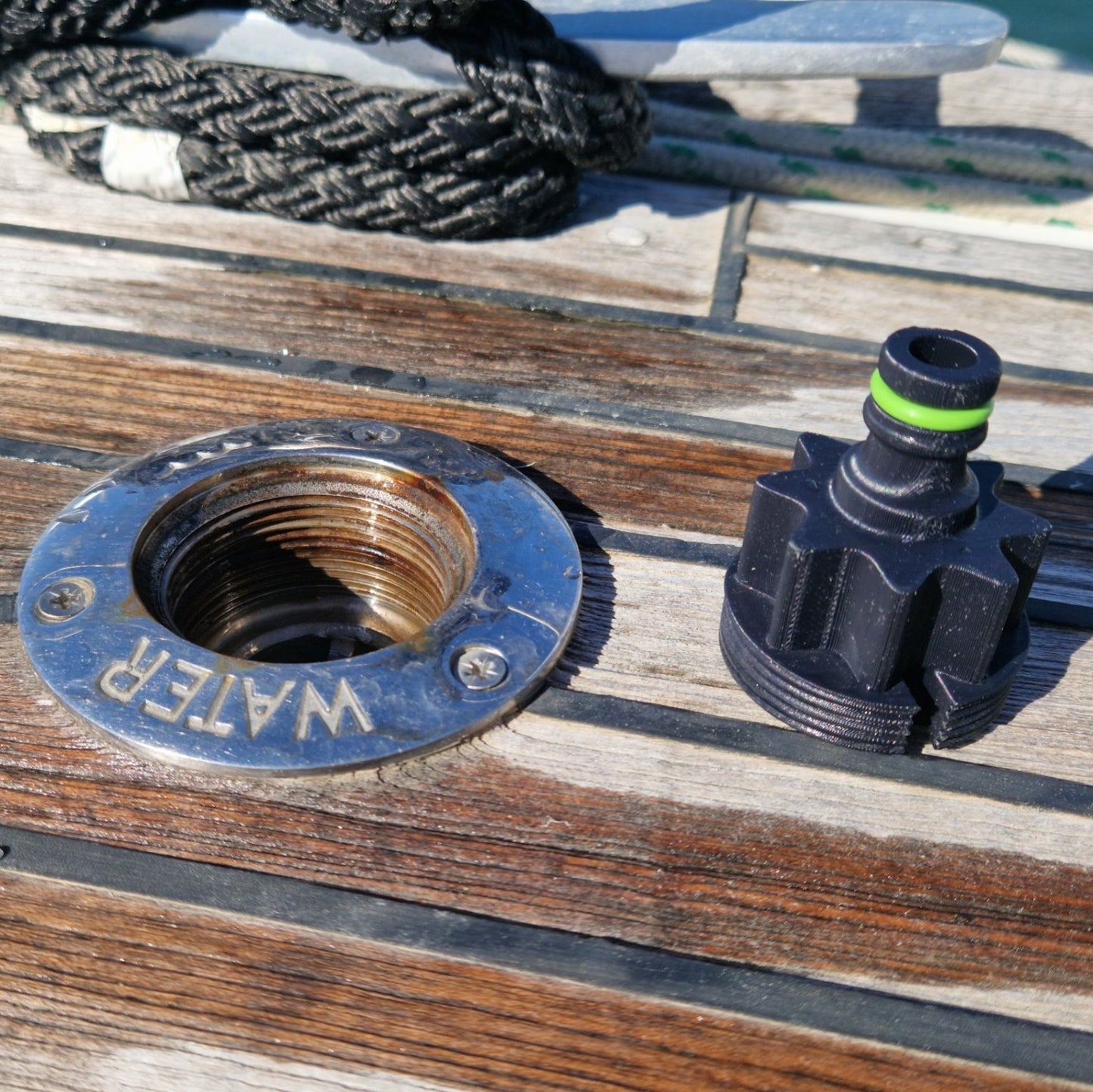 adaptateur de tuyau d'arrosage sur une bouchure de pont de bateau, vu de côté