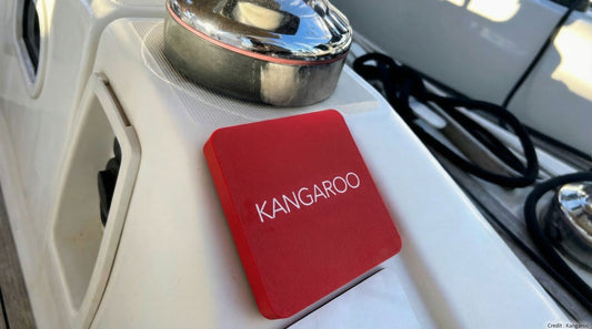 Capot rouge avec nom du bateau gravé