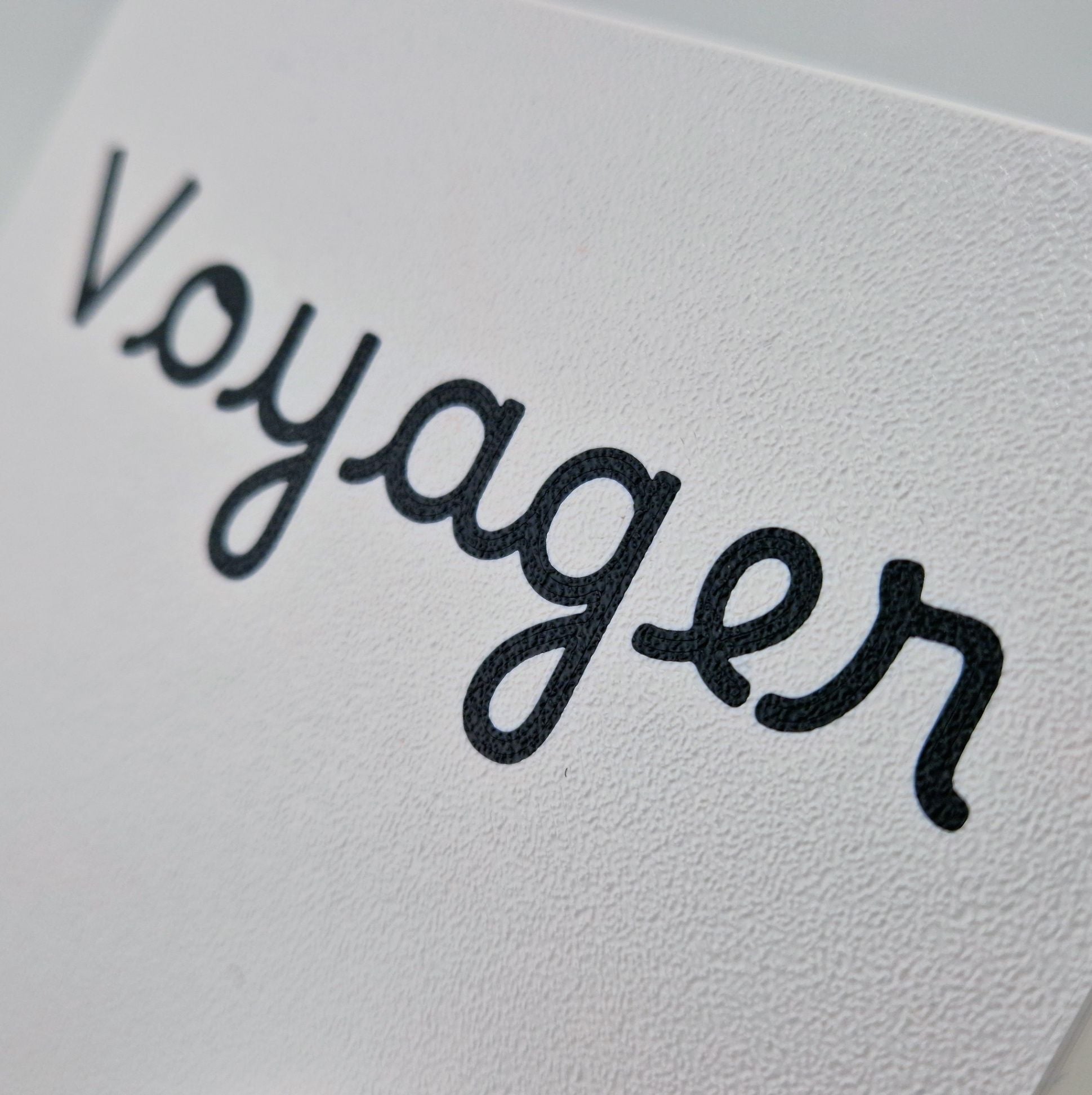 "Voyager" gravé sur un capot d'instrument marin en laiton