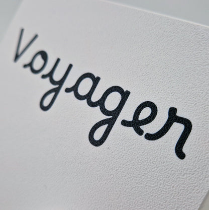 "Voyager" gravé sur un capot d'instrument marin en laiton