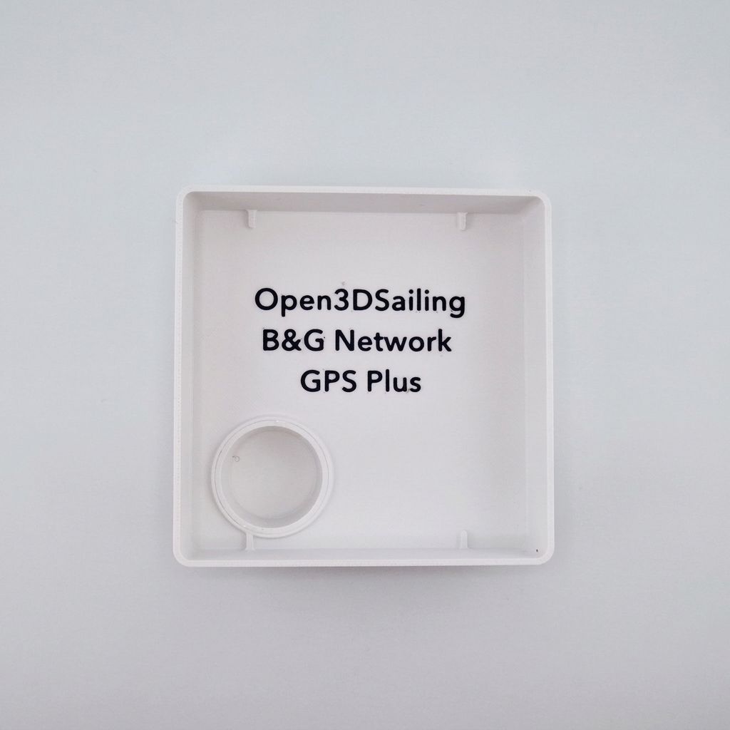 Vue arrière d'un instrument B&G Network GPS plus couvert par un capot de protection