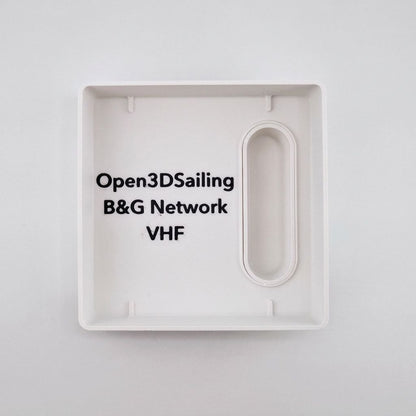 Vue arrière d'un capot blanc protégeant une radio VHF B&G Network.