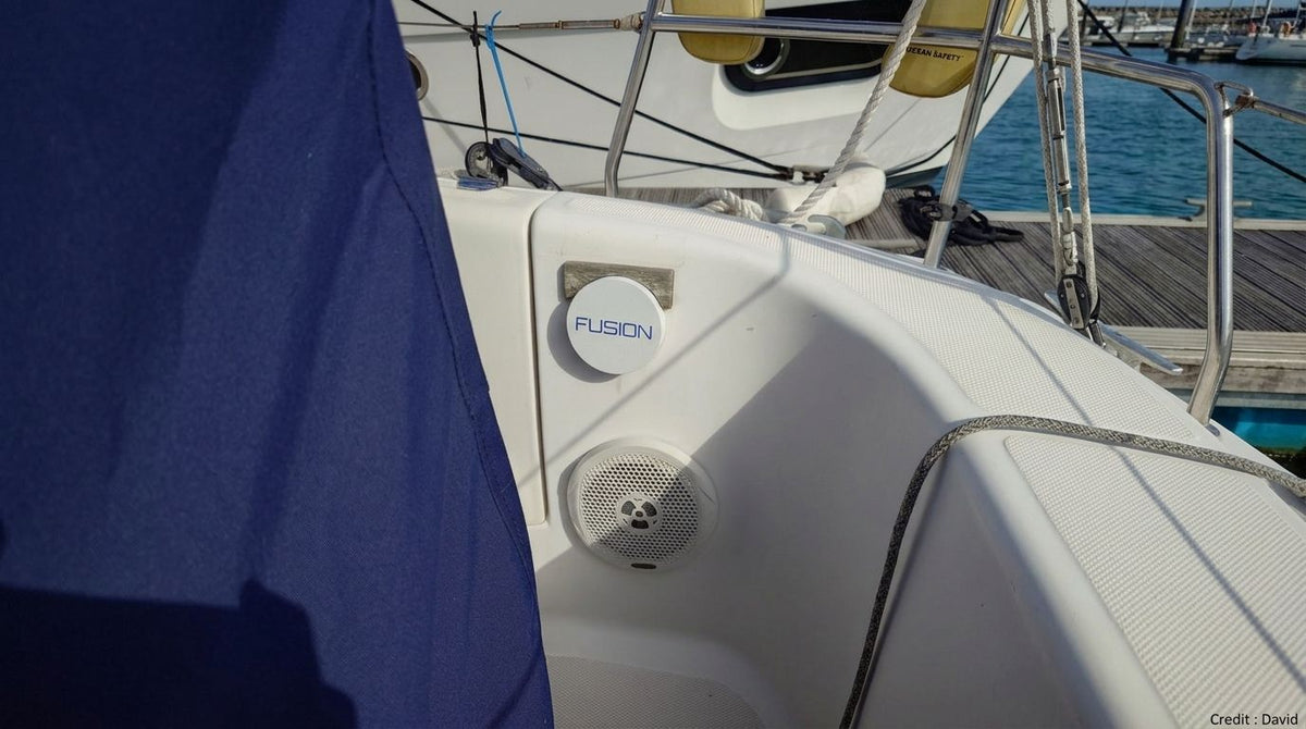 Capot protégeant un système audio Fusion WR-600C sur un voilier