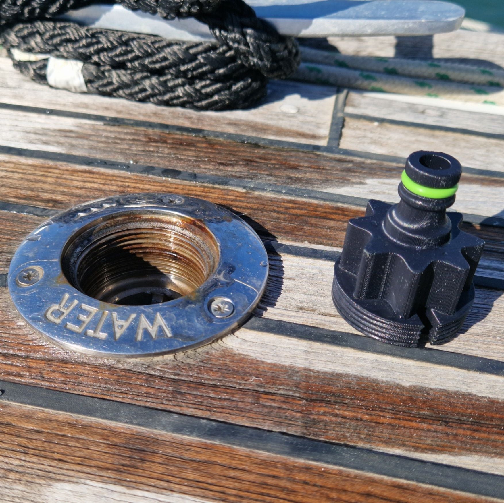 adaptateur de tuyau d'arrosage sur une bouchure de pont de bateau, vu de côté