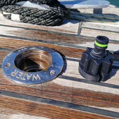 adaptateur de tuyau d'arrosage sur une bouchure de pont de bateau, vu de côté