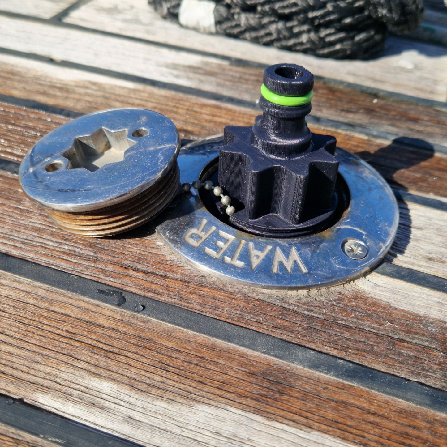 Raccord de tuyau d'arrosage sur une bonde de pont de bateau