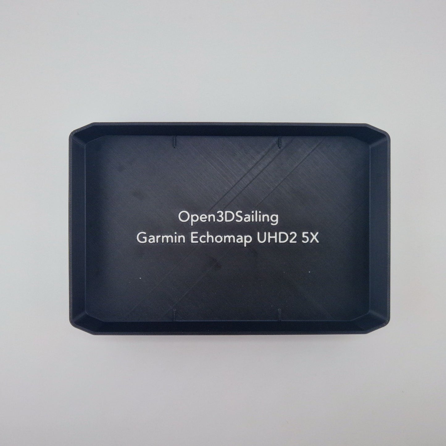Vue arrière d'un capot noir protégeant une unité GPS Echomap UHD 2 de 5 pouces.