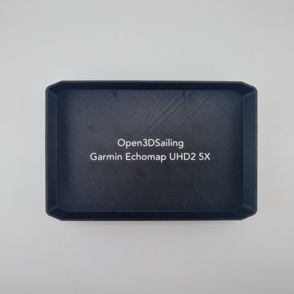 Vue arrière d'un capot noir protégeant une unité GPS Echomap UHD 2 de 5 pouces.