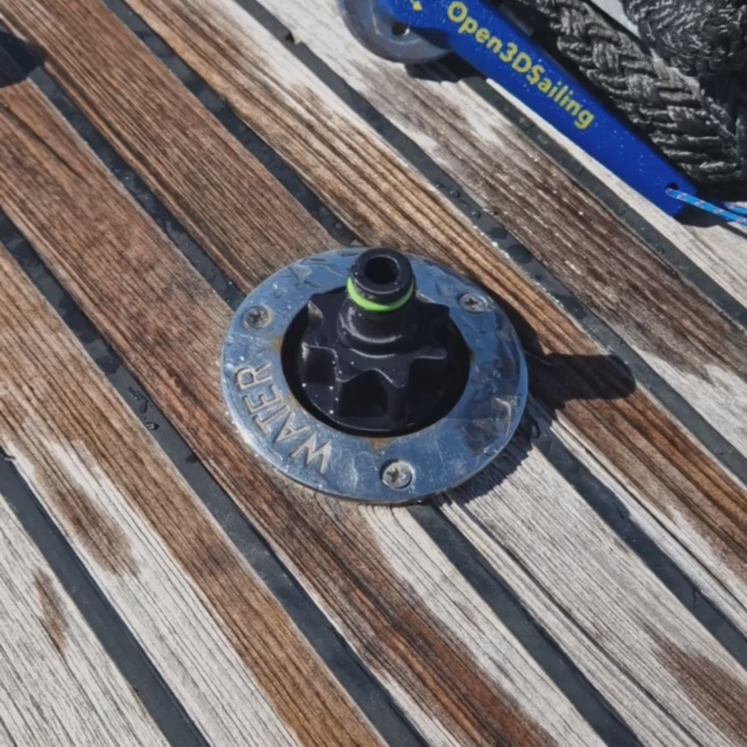 Clipping the garden hose adapter type "Gardena" to the deck filler adapter