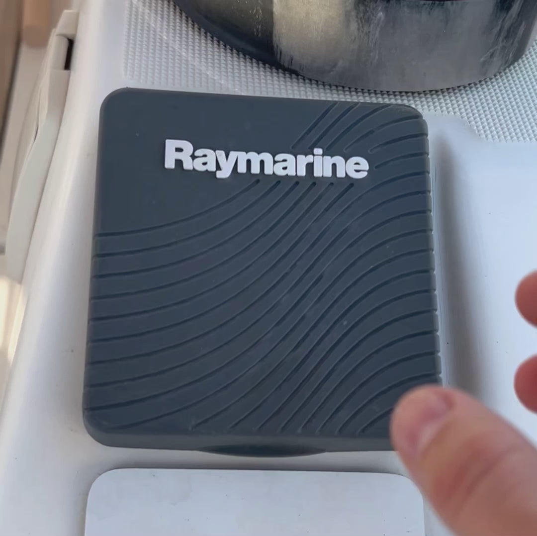 Load video: Raymarine i70s old vs new suncover