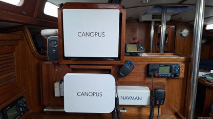 Raymarine A70 écran multifonction intégré dans un panneau de contrôle intérieur, présentant les retours clients.
