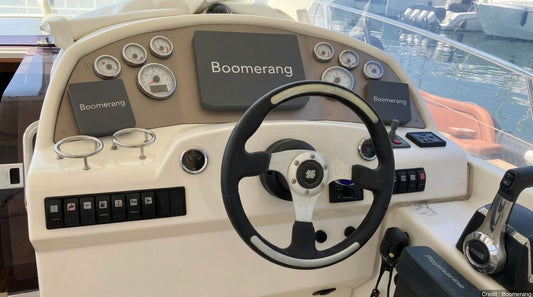 Cockpit view of a motor boat with C80 Raymarine and 2 ST60 instruments