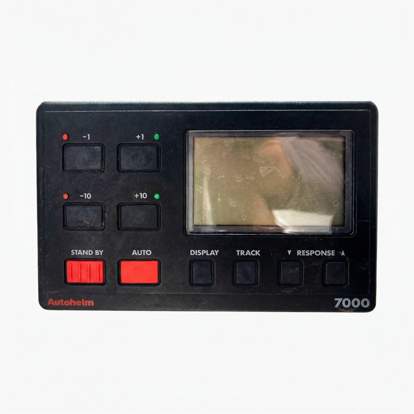 Unité de commande de pilote automatique Raymarine St700 montée dans le tableau de bord d'un bateau.