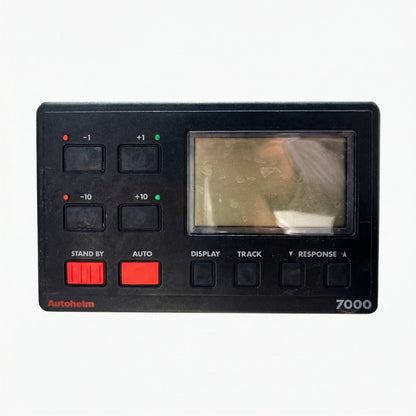 Unité de commande de pilote automatique Raymarine St700 montée dans le tableau de bord d'un bateau.