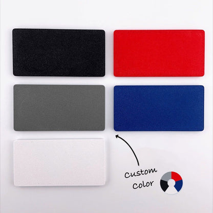 Cinq options de couleur : noir, gris foncé, blanc, rouge et bleu