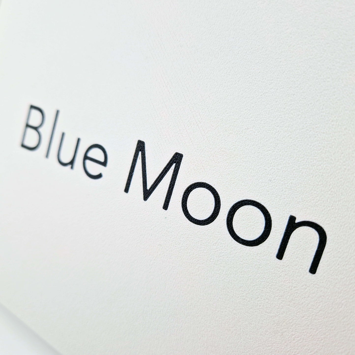 Gros plan d'une lettre gravée sur un capot