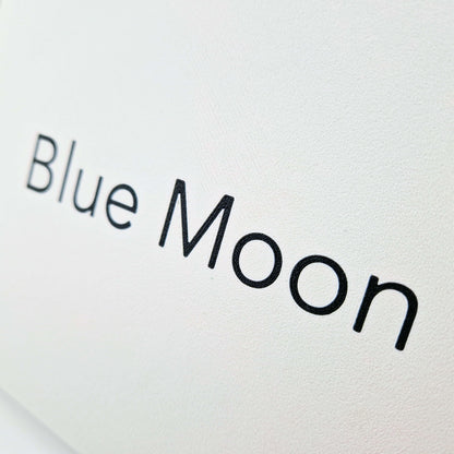 Gros plan d'une lettre gravée sur un capot