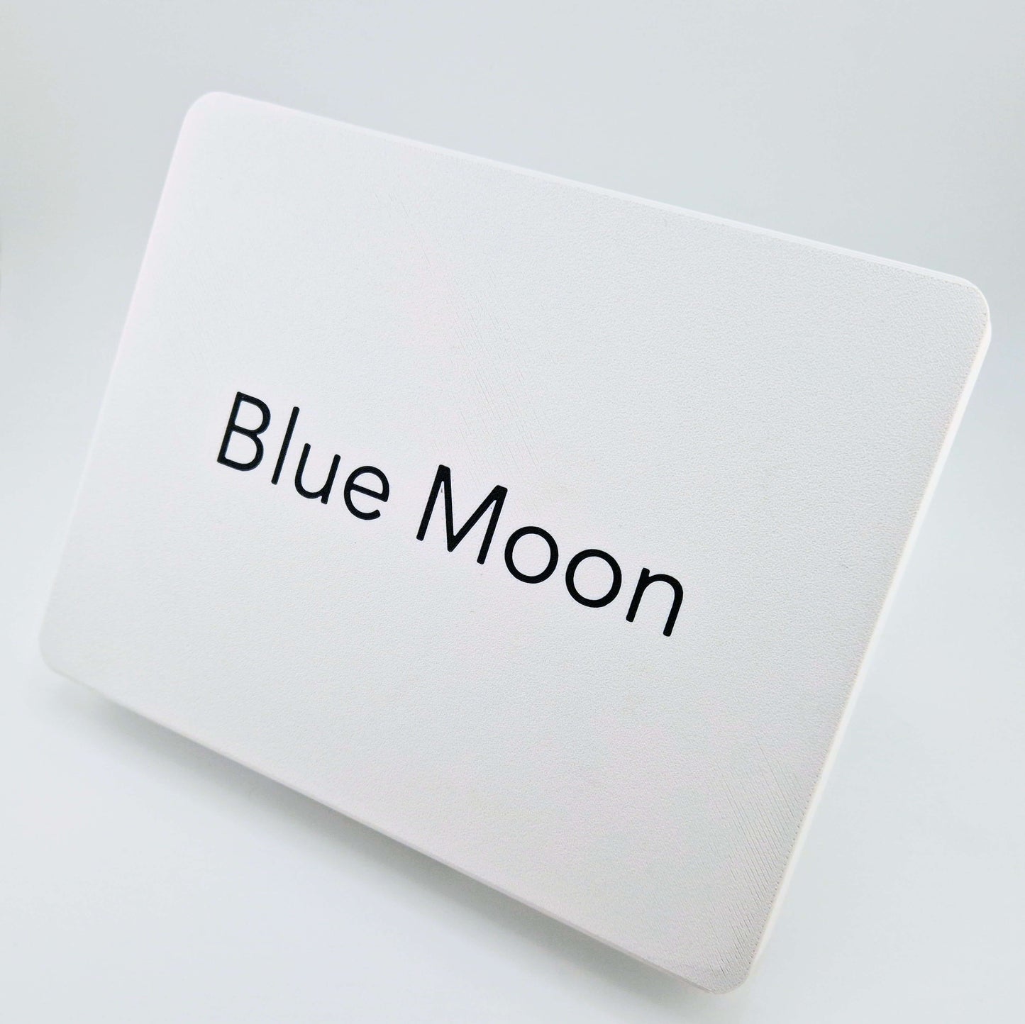 Capot vu de côté, mettant en évidence sa conception géométrique