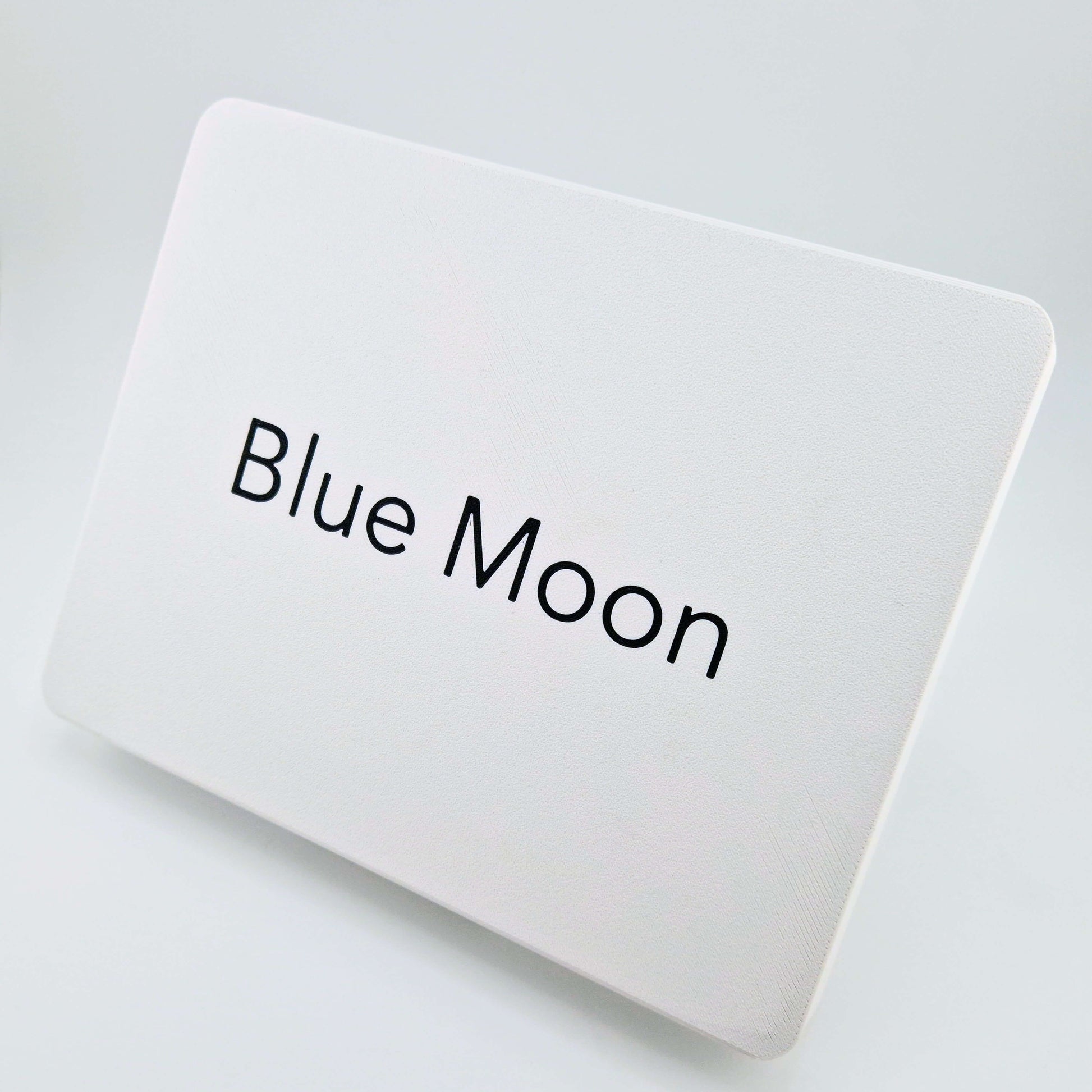 Capot vu de côté, mettant en évidence sa conception géométrique