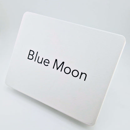 Capot vu de côté, mettant en évidence sa conception géométrique